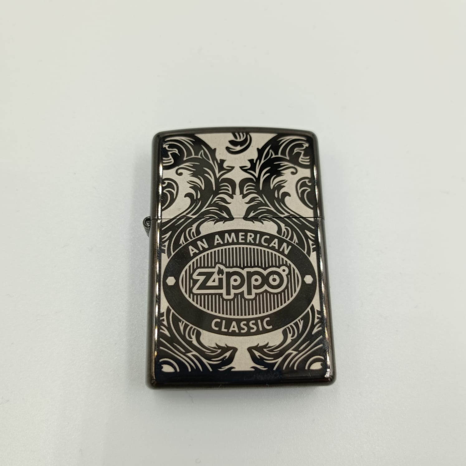 ZIPPO SCROLL CROMO GRABADO MARRÓN - Imagen 2