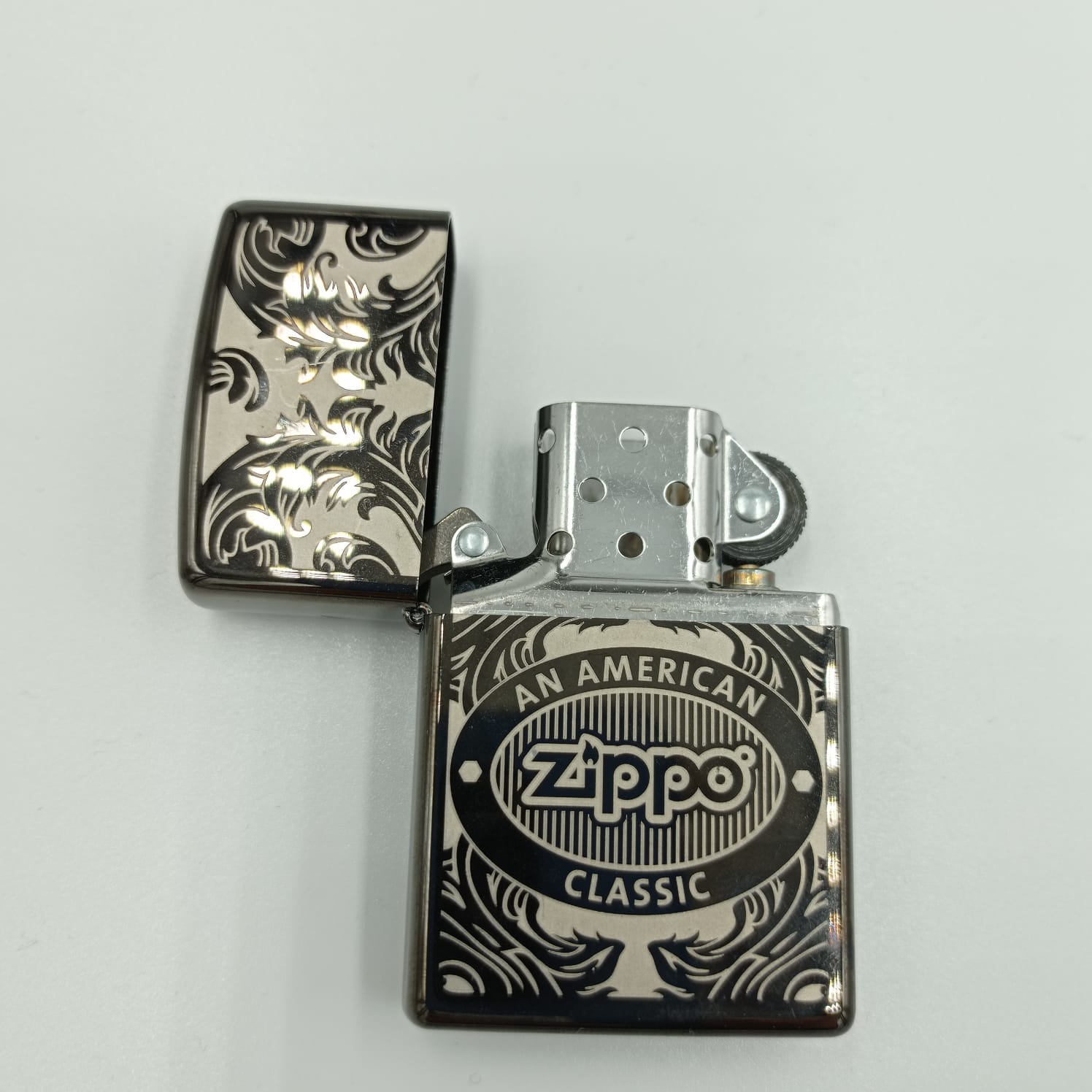 ZIPPO SCROLL CROMO GRABADO MARRÓN - Imagen 3